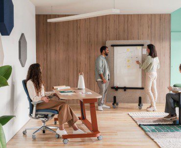 Arbeitsplatzgestaltung mit ergonomischen Büromöbeln und Akustikelementen