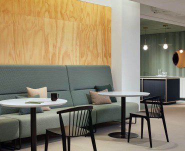 Moderne Cafeteria als Treffpunkt im Büro