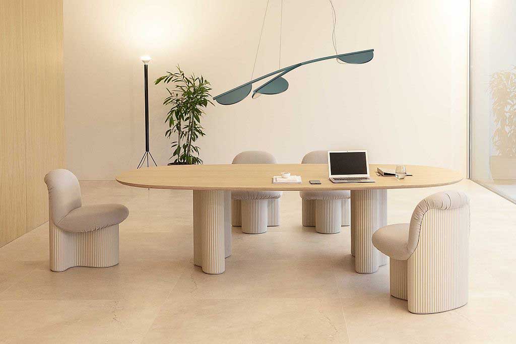 Moderner Holztisch und Stühle aus der Bolete-Kollektion von Andreu World in minimalistischem Besprechungsraum