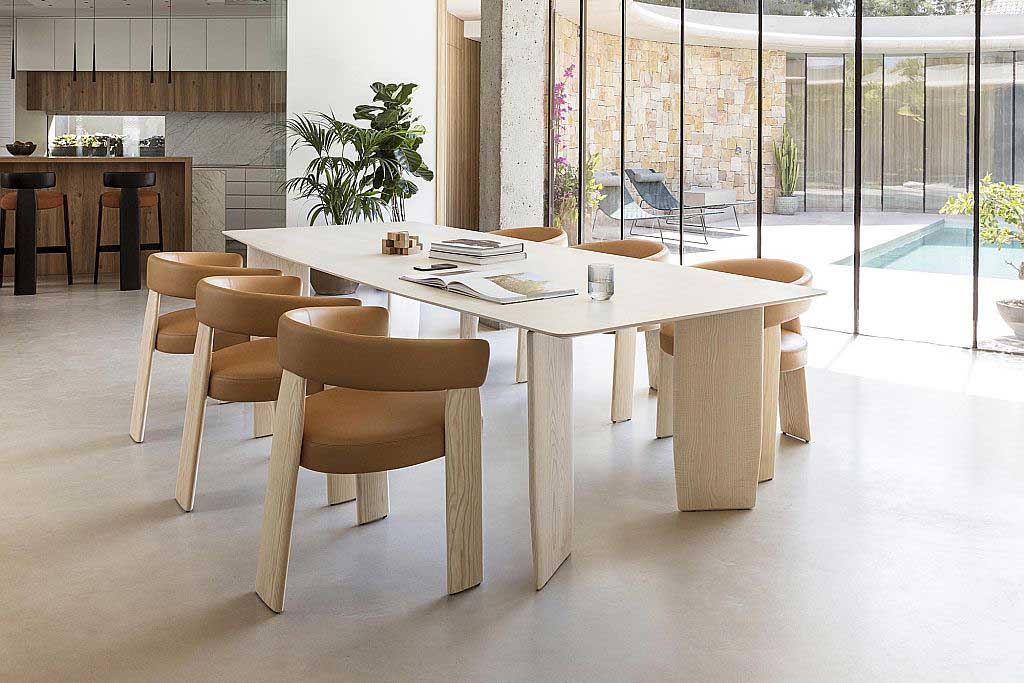 Großer Konferenztisch der Oru-Kollektion von Andreu World mit Holzoberfläche in modernem Meetingbereich
