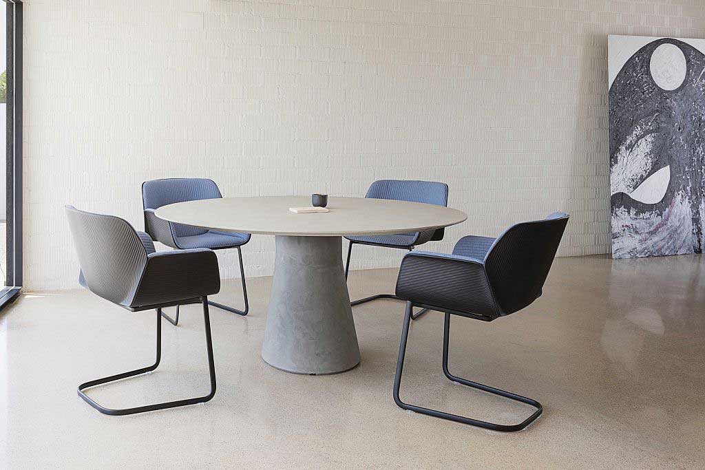Eleganter Konferenztisch mit gepolsterten Stühlen aus der Reverse-Kollektion von Andreu World