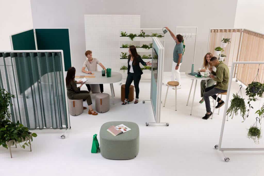 Kreativ-Raum für Workshops mit flexibler Möblierung Biophilic Design