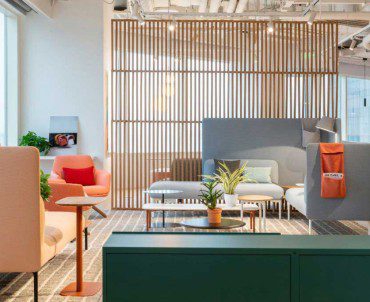 Gemütliche Lounge-Ecke mit Sesseln für kreative Pausen