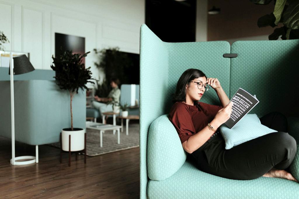 Gemütlicher Rückzugsbereich im Büro mit Lounge-Möbeln Digital Detox