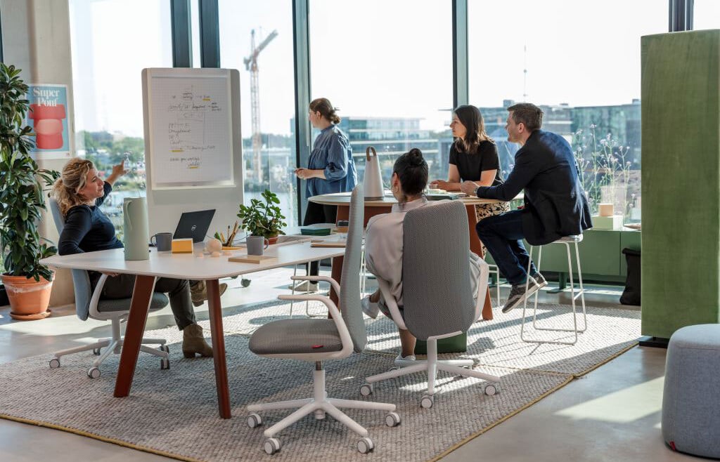 Wie KI das Büro neu sortiert