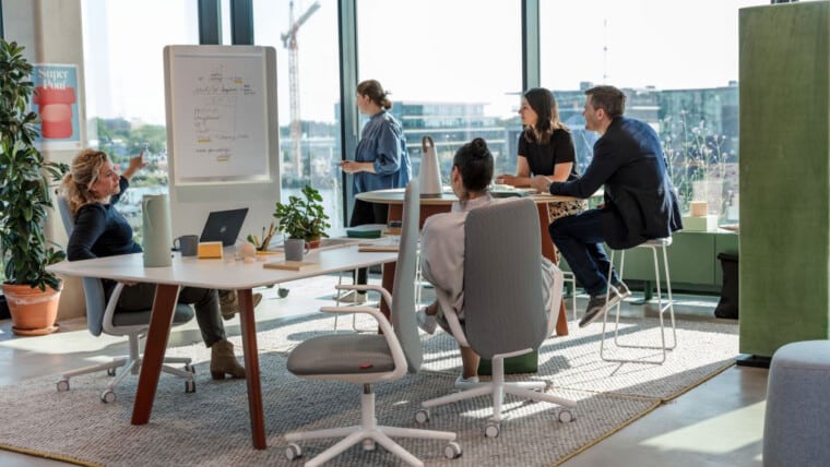 Wie KI das Büro neu sortiert